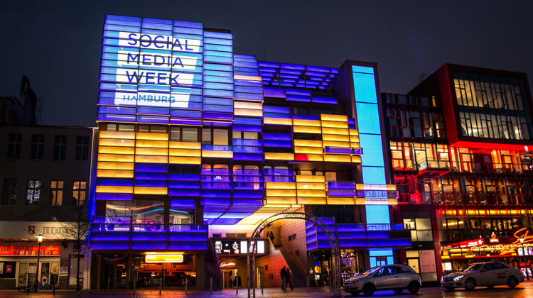 Das Logo der Social Media Week auf einer Fassade