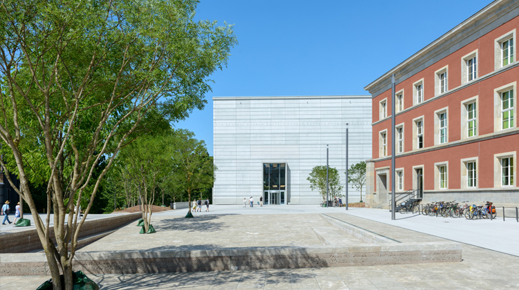 Vorplatz und Haupteingang des Bauhausmuseums Weimar (Klassik Stiftung Weimar)