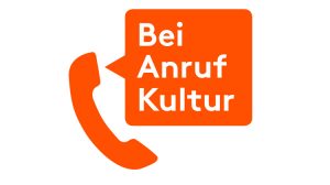 Logo zeigt Telefonhörer mit Sprechblase in der "Bei Anruf Kultur" steht