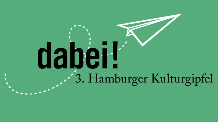 Papierflugzeug auf grünem Grund. Schriftzug dabei 3. Hamburger Kulturgipfel