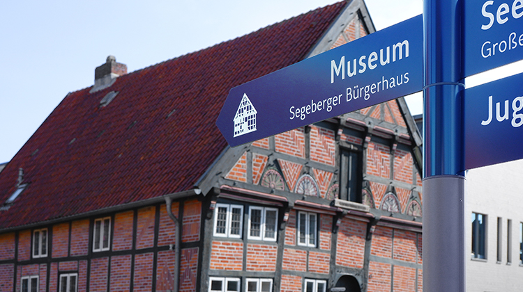 Schild zeigt auf das Museum