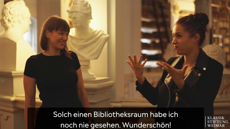 Dialog in Gebärdensprache in der Anna Amalia Bibliothek Weimar