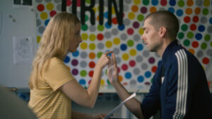 Szene des Films »Als wäre es Leicht« – Cindy Klink und David Knors sitzen sich gegenüber und berühren ihre Hände