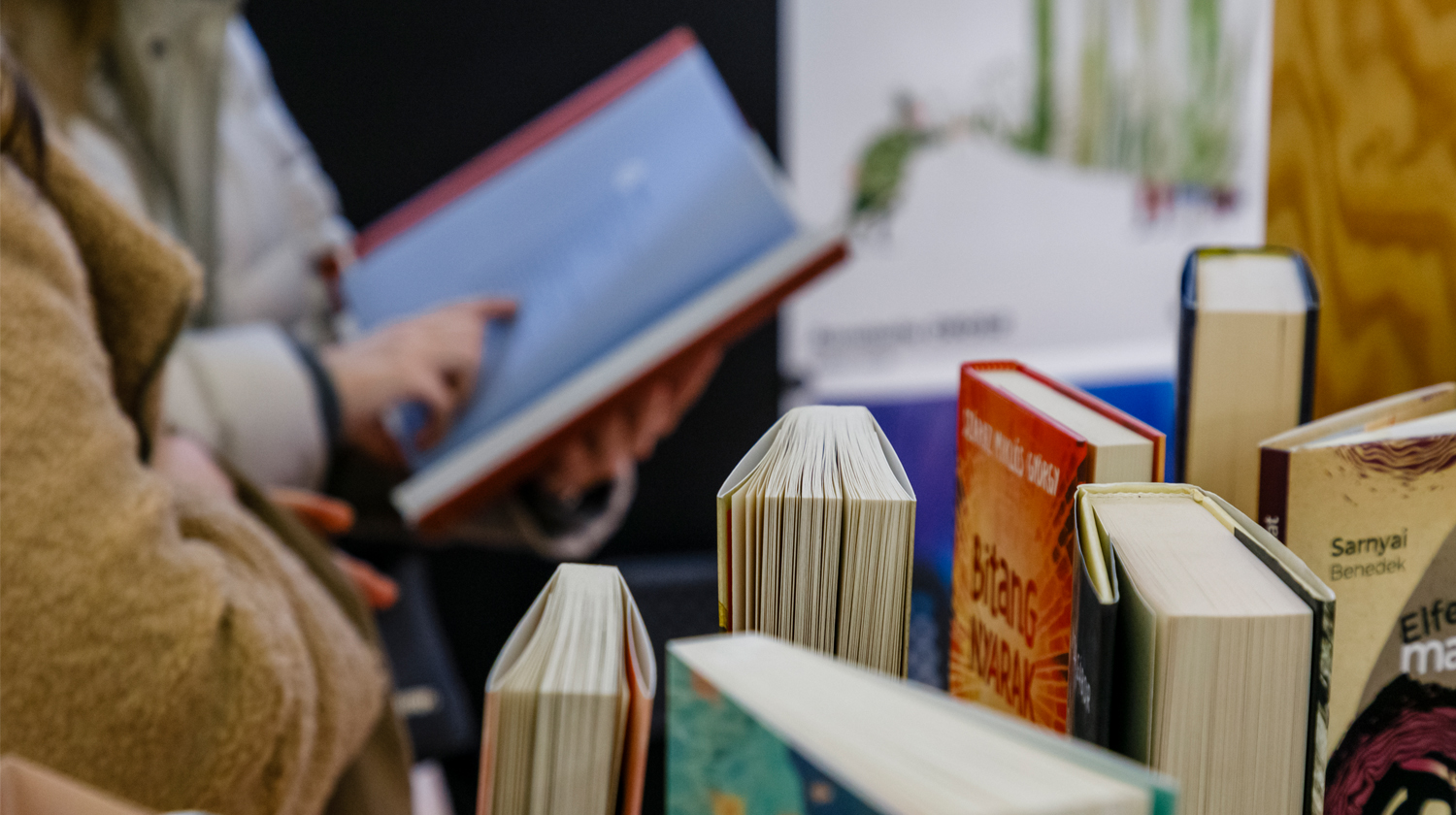 Impression Besucherin mit Buch auf der Frankfurter Buchmesse